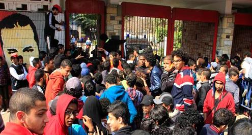 بالفيديو والصور.. "معاناة" جماهير الأهلي من أجل تذكرة السوبر الافريقي